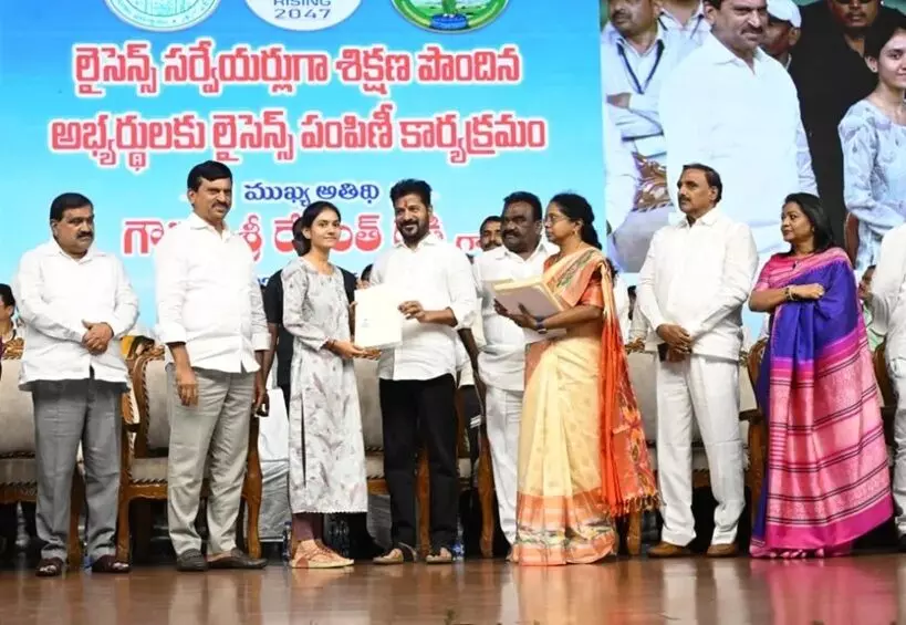 CM Revanth Reddy: సీఎం రేవంత్రెడ్డి: తప్పులకు అవకాశం ఇవ్వకండి.. భూ సమస్యలు శాశ్వతంగా పరిష్కరించాలి CM Revanth Reddy: సీఎం రేవంత్రెడ్డి: తప్పులకు అవకాశం ఇవ్వకండి.. భూ సమస్యలు శాశ్వతంగా పరిష్కరించాలి