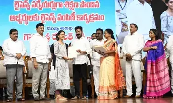 CM Revanth Reddy: సీఎం రేవంత్రెడ్డి: తప్పులకు అవకాశం ఇవ్వకండి.. భూ సమస్యలు శాశ్వతంగా పరిష్కరించాలి CM Revanth Reddy: సీఎం రేవంత్రెడ్డి: తప్పులకు అవకాశం ఇవ్వకండి.. భూ సమస్యలు శాశ్వతంగా పరిష్కరించాలి