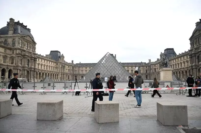 Paris Museum Heist: పారిస్ మ్యూజియం చోరీ: రూ.895 కోట్ల విలువైన నగలు దొంగిలించిన పింక్ పాంథర్స్ గ్యాంగ్? Paris Museum Heist: పారిస్ మ్యూజియం చోరీ: రూ.895 కోట్ల విలువైన నగలు దొంగిలించిన పింక్ పాంథర్స్ గ్యాంగ్?