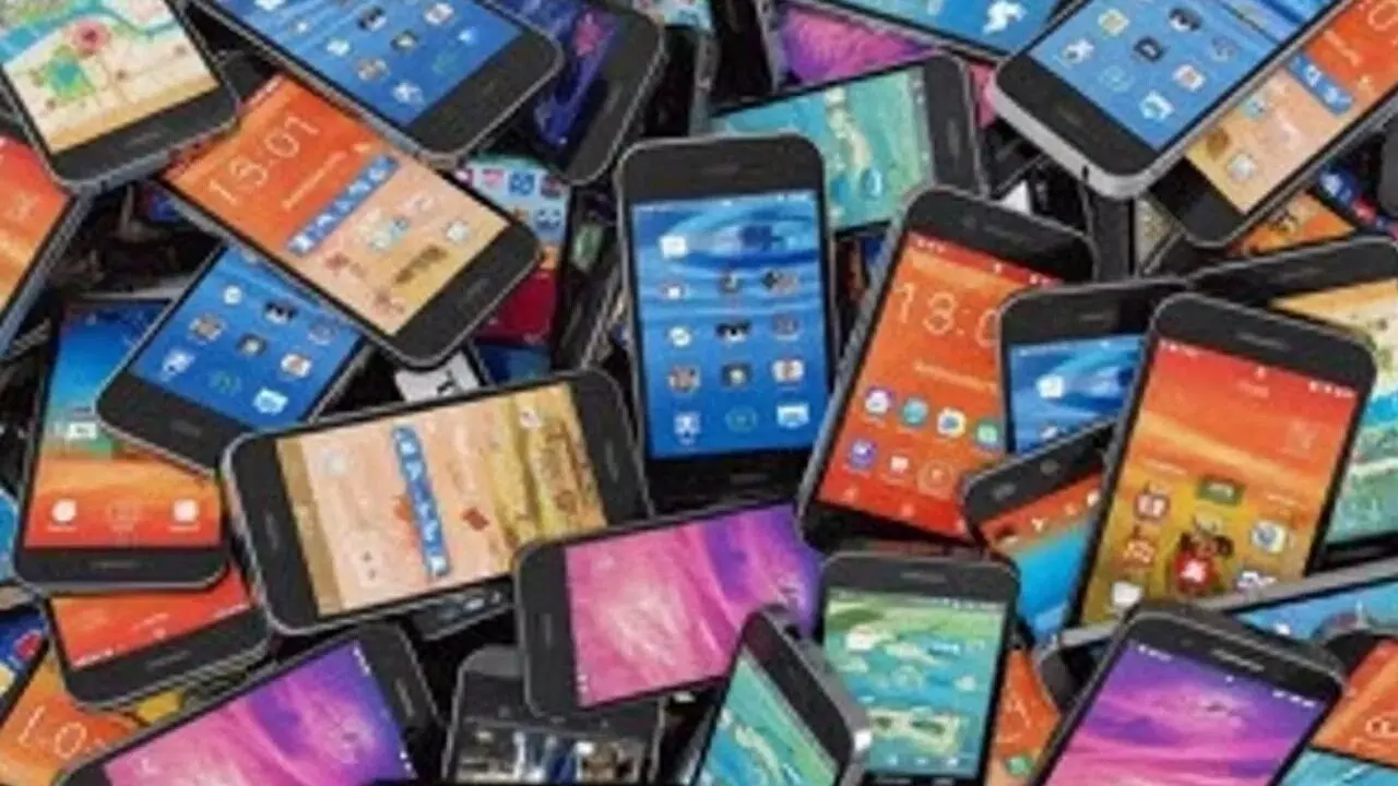 Smartphone : భారత స్మార్ట్ఫోన్ మార్కెట్లో మ్యాజిక్.. 3% పెరిగిన అమ్మకాలు.. కానీ ఇది కస్టమర్ల డిమాండ్ కాదట! Smartphone : భారత స్మార్ట్ఫోన్ మార్కెట్లో మ్యాజిక్.. 3% పెరిగిన అమ్మకాలు.. కానీ ఇది కస్టమర్ల డిమాండ్ కాదట!