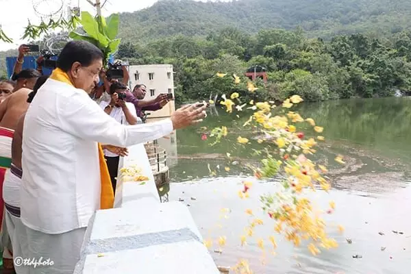 TTD Chairman Performs Special Puja at Papavinasam Dam: పాపవినాశనం డ్యామ్ వద్ద టీటీడీ చైర్మన్ ప్రత్యేక పూజలు TTD Chairman Performs Special Puja at Papavinasam Dam: పాపవినాశనం డ్యామ్ వద్ద టీటీడీ చైర్మన్ ప్రత్యేక పూజలు