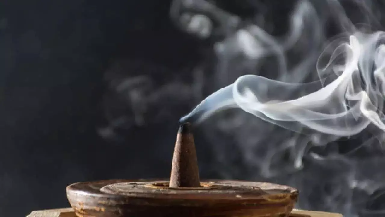Incense That Enhances Spiritual Energy: ఆధ్యాత్మిక శక్తిని పెంచే ధూపం.. ఈ విషయాలు తప్పక తెలుసుకోండి.. Incense That Enhances Spiritual Energy: ఆధ్యాత్మిక శక్తిని పెంచే ధూపం.. ఈ విషయాలు తప్పక తెలుసుకోండి..
