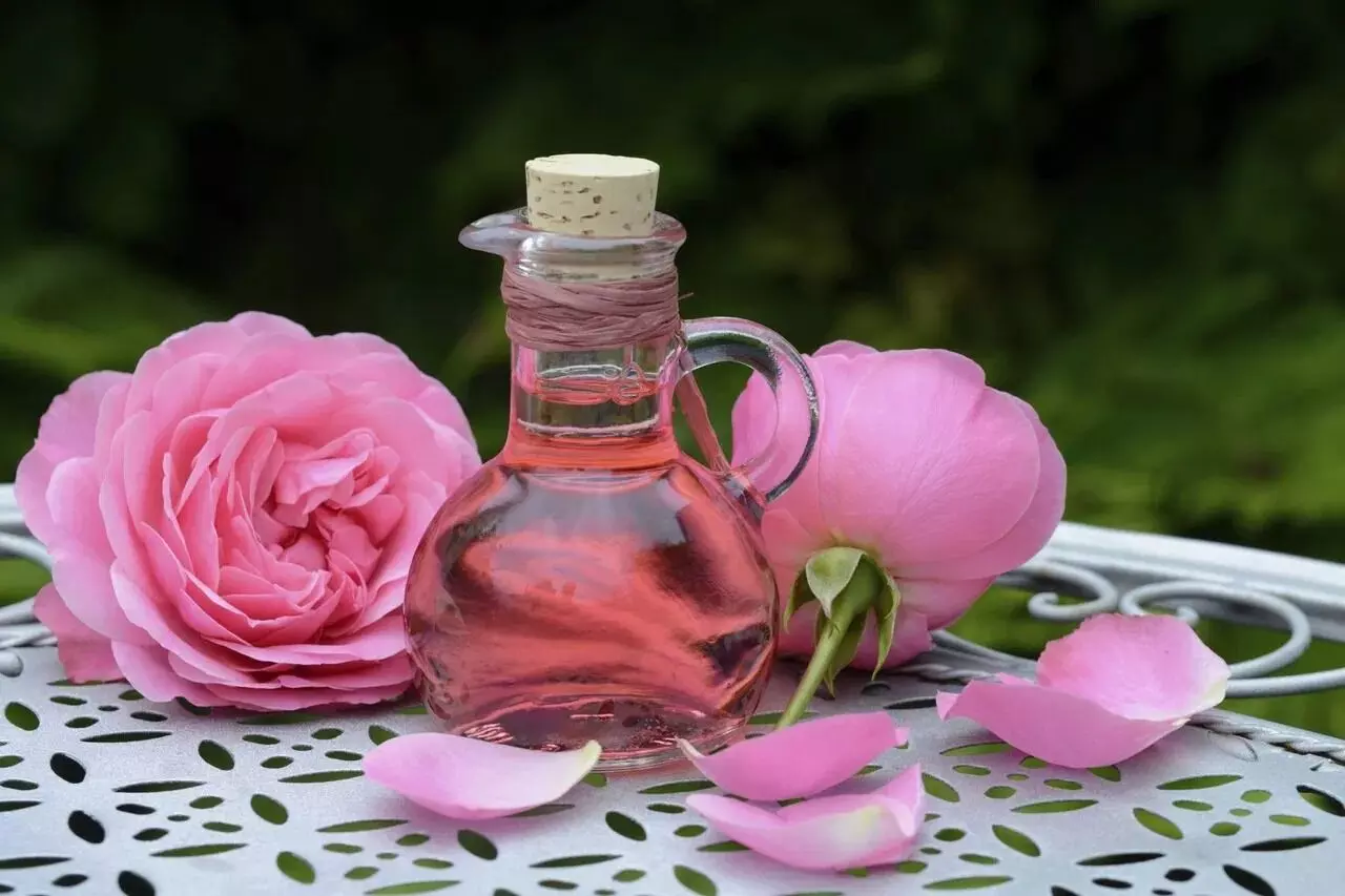 Amazing Skin Benefits of Rose Water:రోజ్ వాటర్తో చర్మానికి అద్భుత ప్రయోజనాలు Amazing Skin Benefits of Rose Water:రోజ్ వాటర్తో చర్మానికి అద్భుత ప్రయోజనాలు