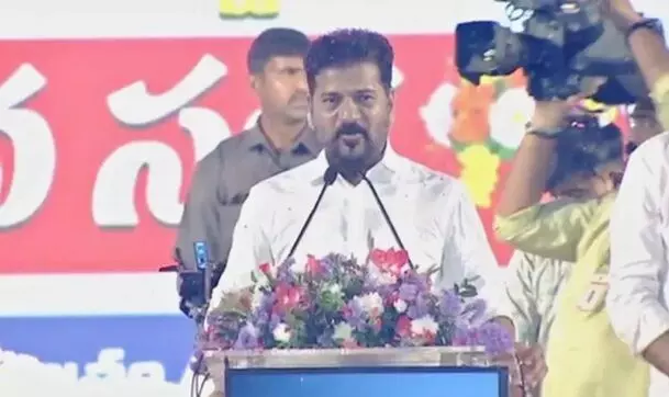 CM Revanth’s Strong Comments: సినిమా టికెట్ ధరలు పెంచితే.. కార్మికులకు ఏమి ఒరిగింది? సీఎం రేవంత్ హాట్ కామెంట్స్! CM Revanth’s Strong Comments: సినిమా టికెట్ ధరలు పెంచితే.. కార్మికులకు ఏమి ఒరిగింది? సీఎం రేవంత్ హాట్ కామెంట్స్!