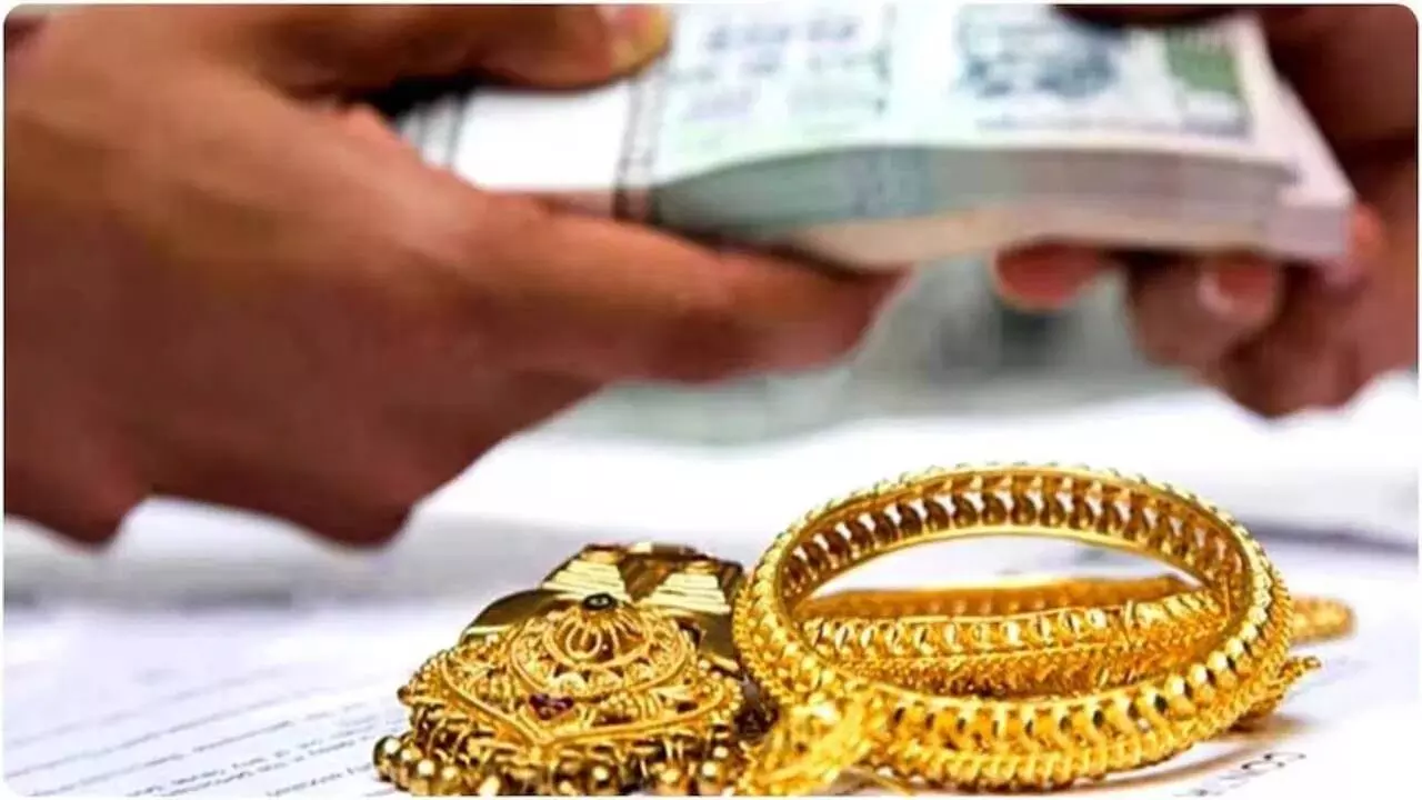 Gold Price : పెరగడంలోనే కాదు తగ్గడంలో కూడా రికార్డు క్రియేట్ చేస్తున్న బంగారం.. ఇప్పుడు కొనచ్చా ? Gold Price : పెరగడంలోనే కాదు తగ్గడంలో కూడా రికార్డు క్రియేట్ చేస్తున్న బంగారం.. ఇప్పుడు కొనచ్చా ?