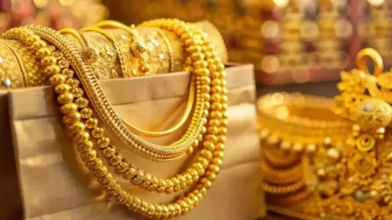 Gold Price : 2026 నాటికి బంగారం ధర ఎంత పెరుగుతుంది.. బాబా వంగా ఏం చెప్పారంటే ? Gold Price : 2026 నాటికి బంగారం ధర ఎంత పెరుగుతుంది.. బాబా వంగా ఏం చెప్పారంటే ?