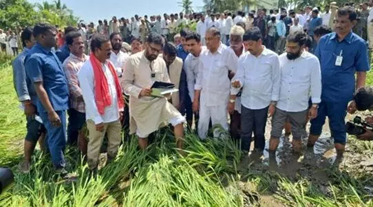 Montha Cyclone: మొంథా తుఫాను: కోడూరులో దెబ్బతిన్న పొలాల రైతులతో మాట్లాడిన డిప్యూటీ సీఎం పవన్ కల్యాణ్ Montha Cyclone: మొంథా తుఫాను: కోడూరులో దెబ్బతిన్న పొలాల రైతులతో మాట్లాడిన డిప్యూటీ సీఎం పవన్ కల్యాణ్