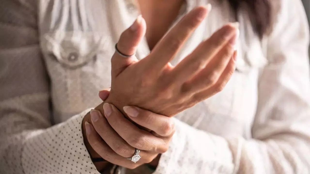 Stroke Risk Rises in Winter: చలికాలంలో స్ట్రోక్ ప్రమాదం.. ఈ జాగ్రత్తలు తప్పనిసరి.. Stroke Risk Rises in Winter: చలికాలంలో స్ట్రోక్ ప్రమాదం.. ఈ జాగ్రత్తలు తప్పనిసరి..