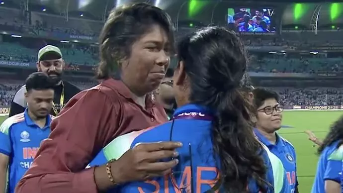 ICC Womens ODI World Cup 2025: కప్పును ఎత్తుకొని కన్నీరు పెట్టిన ఝులన్ గోస్వామి.. మిథాలీ రాజ్తో కలిసి ICC Womens ODI World Cup 2025: కప్పును ఎత్తుకొని కన్నీరు పెట్టిన ఝులన్ గోస్వామి.. మిథాలీ రాజ్తో కలిసి
