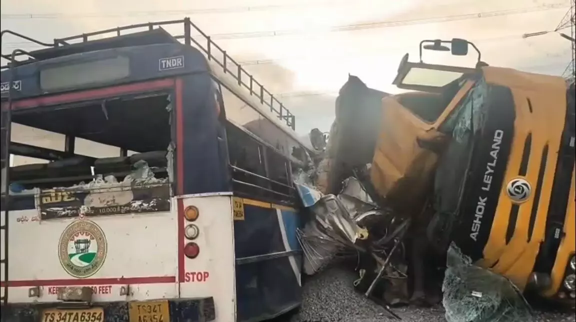Horrific Road Accident: ఘోర రోడ్డు ప్రమాదం: ఆర్టీసీ బస్సు.ను ఢీకొన్న కంకర లారీ.. 21 మంది మృతి Horrific Road Accident: ఘోర రోడ్డు ప్రమాదం: ఆర్టీసీ బస్సు.ను ఢీకొన్న కంకర లారీ.. 21 మంది మృతి