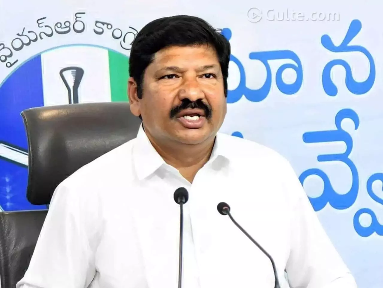 Jogi Ramesh: జోగి రమేశ్: మాజీ మంత్రిని నెల్లూరు జైలుకు తరలింపు Jogi Ramesh: జోగి రమేశ్: మాజీ మంత్రిని నెల్లూరు జైలుకు తరలింపు
