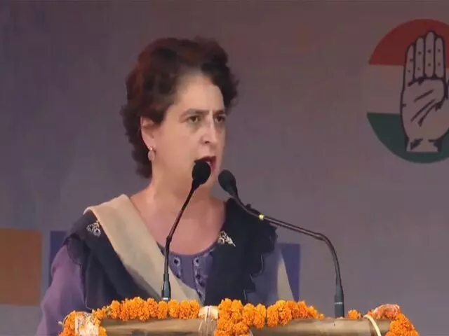 Priyanka Gandhi: ప్రధాని మోడీ అనవసర అంశాలపైనే ప్రసంగాలు.. ప్రియాంక గాంధీ ఎద్దేవా! Priyanka Gandhi: ప్రధాని మోడీ అనవసర అంశాలపైనే ప్రసంగాలు.. ప్రియాంక గాంధీ ఎద్దేవా!