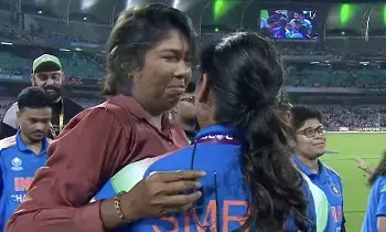ICC Womens ODI World Cup 2025: కప్పును ఎత్తుకొని కన్నీరు పెట్టిన ఝులన్ గోస్వామి.. మిథాలీ రాజ్తో కలిసి ICC Womens ODI World Cup 2025: కప్పును ఎత్తుకొని కన్నీరు పెట్టిన ఝులన్ గోస్వామి.. మిథాలీ రాజ్తో కలిసి