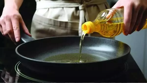 Cooking Oil Scam : వంట నూనె ప్యాకెట్ల మాయాజాలం..కస్టమర్లను మంచుతున్న కంపెనీలు Cooking Oil Scam : వంట నూనె ప్యాకెట్ల మాయాజాలం..కస్టమర్లను మంచుతున్న కంపెనీలు