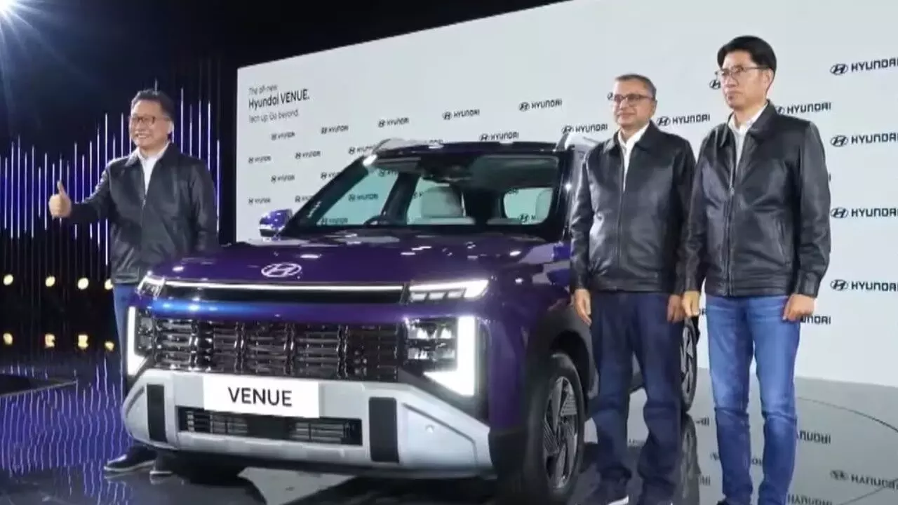 Hyundai Venue : రూ.7.90 లక్షలకే అదిరే ఫీచర్లు.. కంప్లీట్ గా మారిపోయిన హ్యుందాయ్ వెన్యూ Hyundai Venue : రూ.7.90 లక్షలకే అదిరే ఫీచర్లు.. కంప్లీట్ గా మారిపోయిన హ్యుందాయ్ వెన్యూ