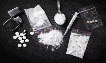 Hyderabad Drugs: హైదరాబాద్లో వైద్యుడి నివాసంలో రూ.3 లక్షల విలువైన మాదక ద్రవ్యాలు పట్టుకున్న పోలీసులు Hyderabad Drugs: హైదరాబాద్లో వైద్యుడి నివాసంలో రూ.3 లక్షల విలువైన మాదక ద్రవ్యాలు పట్టుకున్న పోలీసులు