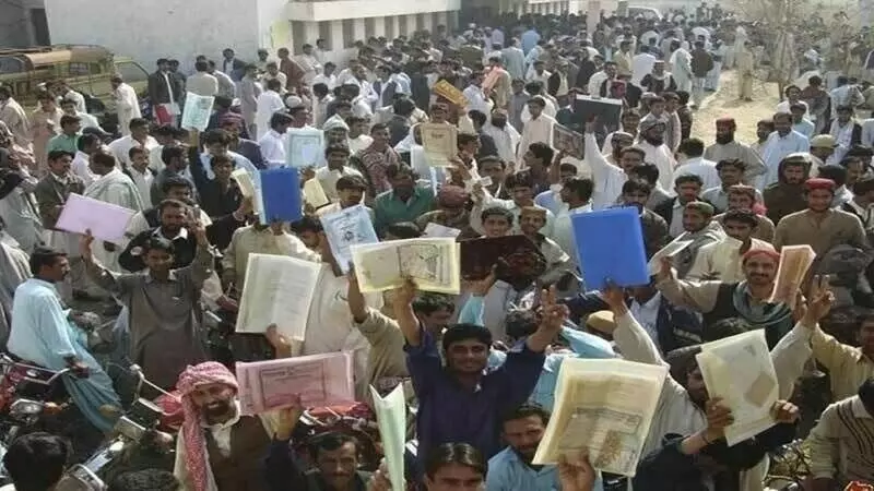 Pakistan Crisis: తీవ్ర సంక్షోభంలో పాకిస్తాన్.. ప్రతి ముగ్గురిలో ఒకరు నిరుద్యోగులే Pakistan Crisis: తీవ్ర సంక్షోభంలో పాకిస్తాన్.. ప్రతి ముగ్గురిలో ఒకరు నిరుద్యోగులే