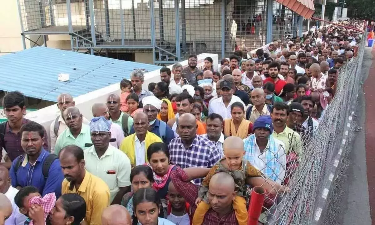 Normal Rush of Devotees in Tirumala: తిరుమలలో భక్తుల రద్దీ సాధారణం.. సర్వదర్శనానికి 5-8 గంటల సమయం! Normal Rush of Devotees in Tirumala: తిరుమలలో భక్తుల రద్దీ సాధారణం.. సర్వదర్శనానికి 5-8 గంటల సమయం!