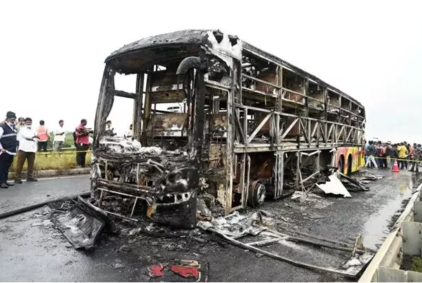 Kurnool Bus Tragedy: కర్నూలు బస్సు దుర్ఘటన: వేమూరి ట్రావెల్స్ యజమాని అరెస్టు.. రూ.10వేల పూచీకత్తుపై విడుదల Kurnool Bus Tragedy: కర్నూలు బస్సు దుర్ఘటన: వేమూరి ట్రావెల్స్ యజమాని అరెస్టు.. రూ.10వేల పూచీకత్తుపై విడుదల