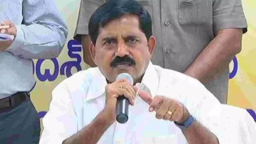 Adinarayana Reddy: వివేకా హత్య కేసులో దోషులను జగన్ వెనకేసుకుంటున్నారు: ఆదినారాయణ రెడ్డి Adinarayana Reddy: వివేకా హత్య కేసులో దోషులను జగన్ వెనకేసుకుంటున్నారు: ఆదినారాయణ రెడ్డి