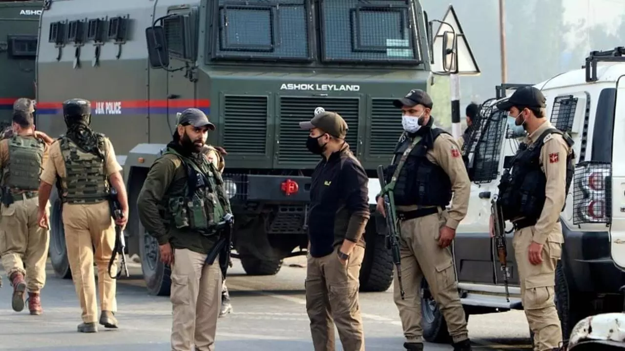 Terror Module Busted: ఉగ్రమూక గుట్టురట్టు.. 2,900 కిలోల పేలుడు సామగ్రి స్వాధీనం Terror Module Busted: ఉగ్రమూక గుట్టురట్టు.. 2,900 కిలోల పేలుడు సామగ్రి స్వాధీనం