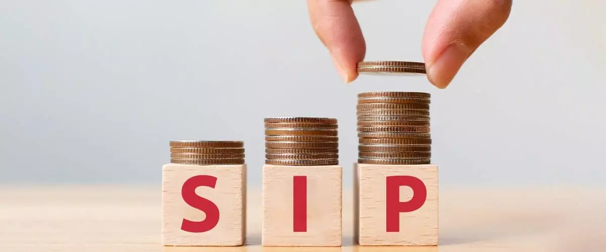 Money Tips : డబ్బు సంపాదించే మ్యాజిక్. ఐదేళ్లలో రూ. 8 లక్షలు.. అదే పెట్టుబడి 20 ఏళ్లలో రూ.కోటి దాటుతుంది! Money Tips : డబ్బు సంపాదించే మ్యాజిక్. ఐదేళ్లలో రూ. 8 లక్షలు.. అదే పెట్టుబడి 20 ఏళ్లలో రూ.కోటి దాటుతుంది!
