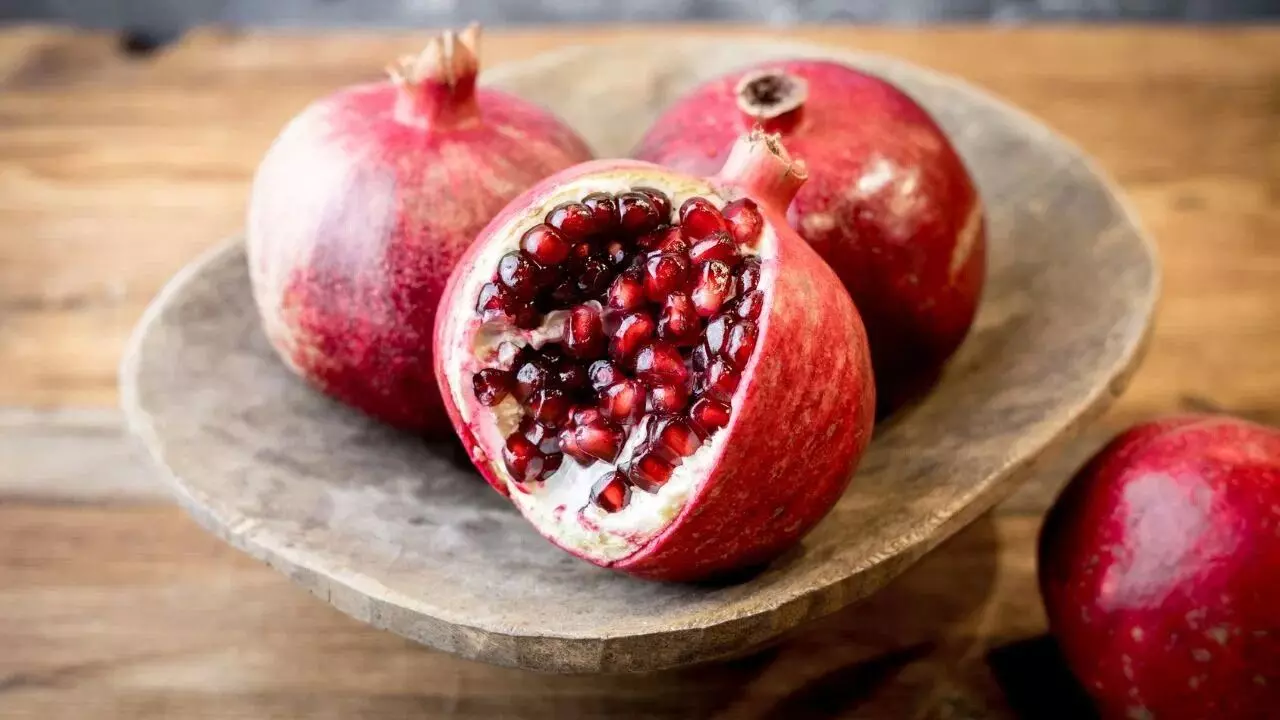 Pomegranate: పోషకాల పవర్హౌస్..ఏడు ఆరోగ్య సమస్యలకు అద్భుత ఔషధం ఈ పండు.. Pomegranate: పోషకాల పవర్హౌస్..ఏడు ఆరోగ్య సమస్యలకు అద్భుత ఔషధం ఈ పండు..