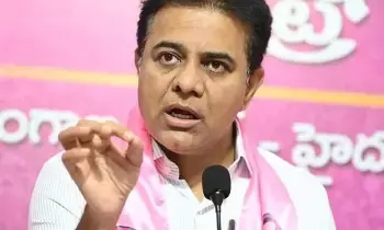 KTR Visits Injured BRS Activist: కేటీఆర్ గాయపడిన బీఆర్ఎస్ కార్యకర్తకు పరామర్శ: ఎన్నికల తర్వాత దాడులకు కాంగ్రెస్ బాధ్యత తీసుకోవాలి KTR Visits Injured BRS Activist: కేటీఆర్ గాయపడిన బీఆర్ఎస్ కార్యకర్తకు పరామర్శ: ఎన్నికల తర్వాత దాడులకు కాంగ్రెస్ బాధ్యత తీసుకోవాలి