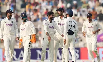 Kolkata Test: కోల్కతా టెస్టు.. తక్కువ స్కోర్కే భారత్ ఆలౌట్ Kolkata Test: కోల్కతా టెస్టు.. తక్కువ స్కోర్కే భారత్ ఆలౌట్