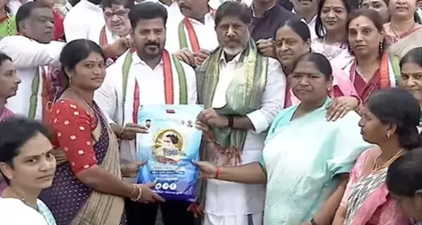 Chief Minister Revanth Reddy: ముఖ్యమంత్రి రేవంత్ రెడ్డి ఆధ్వర్యంలో ఇందిరమ్మ చీరల పంపిణీ ప్రారంభం Chief Minister Revanth Reddy: ముఖ్యమంత్రి రేవంత్ రెడ్డి ఆధ్వర్యంలో ఇందిరమ్మ చీరల పంపిణీ ప్రారంభం