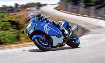 Suzuki Hayabusa : సూపర్ బైక్ అంటే ఇదే.. అబ్బబ్బా.. ఆ బ్లూ కలర్ చూస్తే మతి పోవాల్సిందే Suzuki Hayabusa : సూపర్ బైక్ అంటే ఇదే.. అబ్బబ్బా.. ఆ బ్లూ కలర్ చూస్తే మతి పోవాల్సిందే