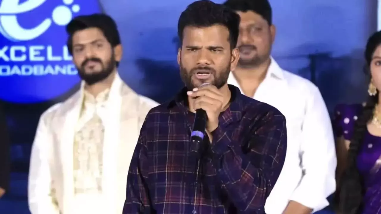 Director Sailu Kampati: నెగెటివ్ టాక్ వస్తే, అమీర్పేట్ సెంటర్లో అర్ధనగ్నంగా తిరుగుతా.. షాకింగ్ ఛాలెంజ్ Director Sailu Kampati: నెగెటివ్ టాక్ వస్తే, అమీర్పేట్ సెంటర్లో అర్ధనగ్నంగా తిరుగుతా.. షాకింగ్ ఛాలెంజ్