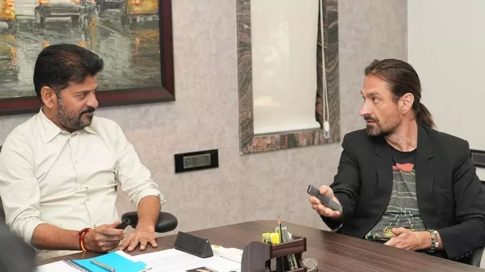CM Revanth Meets Analog AI CEO: అనలాగ్ ఏఐ సీఈవోతో సీఎం రేవంత్ భేటీ.. హైదరాబాద్లో ట్రాఫిక్ , వరదల నిర్వహణకు ఏఐ సాంకేతికత సహకారం కోరిన సీఎం CM Revanth Meets Analog AI CEO: అనలాగ్ ఏఐ సీఈవోతో సీఎం రేవంత్ భేటీ.. హైదరాబాద్లో ట్రాఫిక్ , వరదల నిర్వహణకు ఏఐ సాంకేతికత సహకారం కోరిన సీఎం