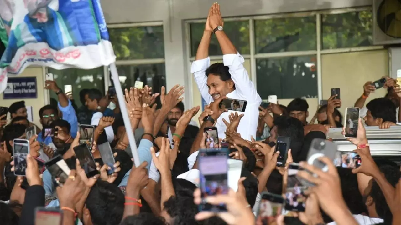 Jagan Appears Before CBI Special Court: అక్రమాస్తుల కేసు విచారణ: సీబీఐ ప్రత్యేక కోర్టులో జగన్ హాజరు Jagan Appears Before CBI Special Court: అక్రమాస్తుల కేసు విచారణ: సీబీఐ ప్రత్యేక కోర్టులో జగన్ హాజరు