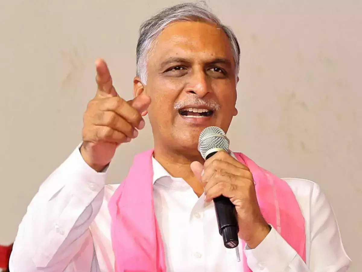 అక్రమ కేసులతో ప్రజల గొంతు నొక్కే ప్రయత్నం: రేవంత్ ప్రభుత్వంపై హరీశ్రావు ఆగ్రహం అక్రమ కేసులతో ప్రజల గొంతు నొక్కే ప్రయత్నం: రేవంత్ ప్రభుత్వంపై హరీశ్రావు ఆగ్రహం