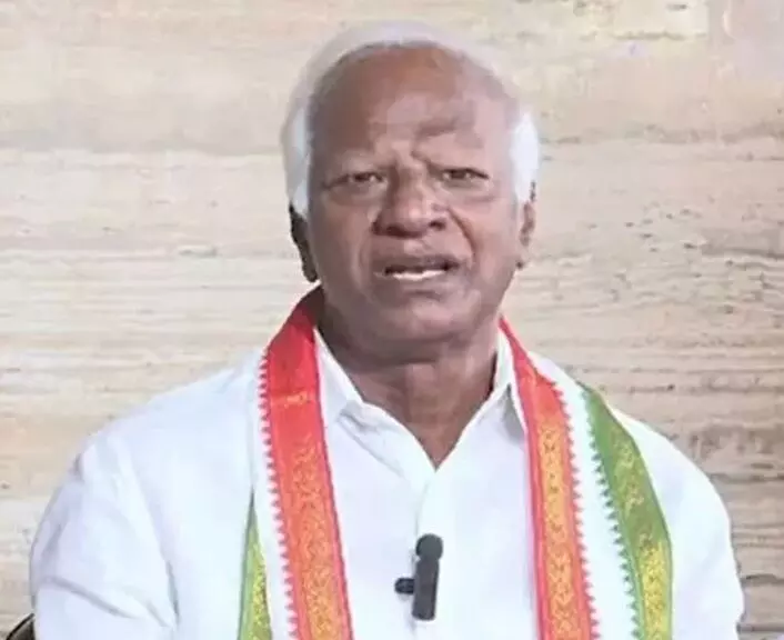 Kadiyam Srihari Meets Speaker: ఫిరాయింపు నోటీసులపై మరింత సమయం కోరుతూ.. స్పీకర్ను కలిసిన కడియం శ్రీహరి Kadiyam Srihari Meets Speaker: ఫిరాయింపు నోటీసులపై మరింత సమయం కోరుతూ.. స్పీకర్ను కలిసిన కడియం శ్రీహరి