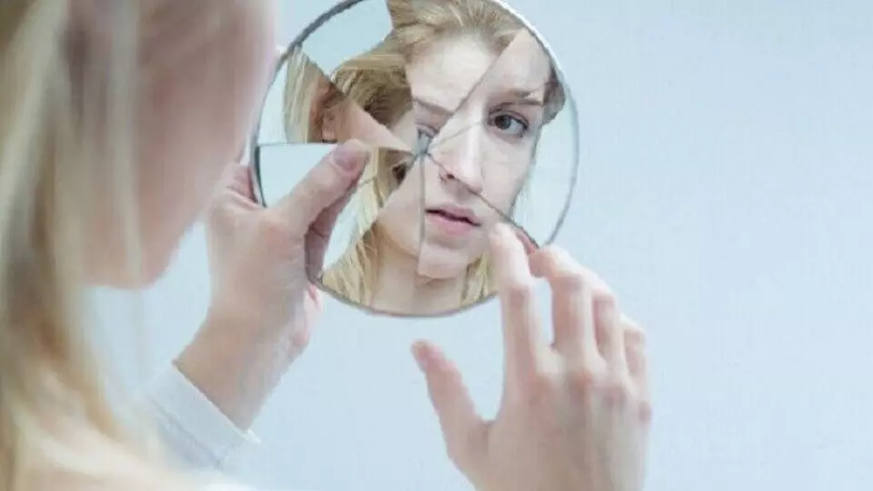 Broken Mirror Is Kept at Home: ఇంట్లో పగిలిన అద్దం ఉంటే ఏమవుతుంది.? Broken Mirror Is Kept at Home: ఇంట్లో పగిలిన అద్దం ఉంటే ఏమవుతుంది.?