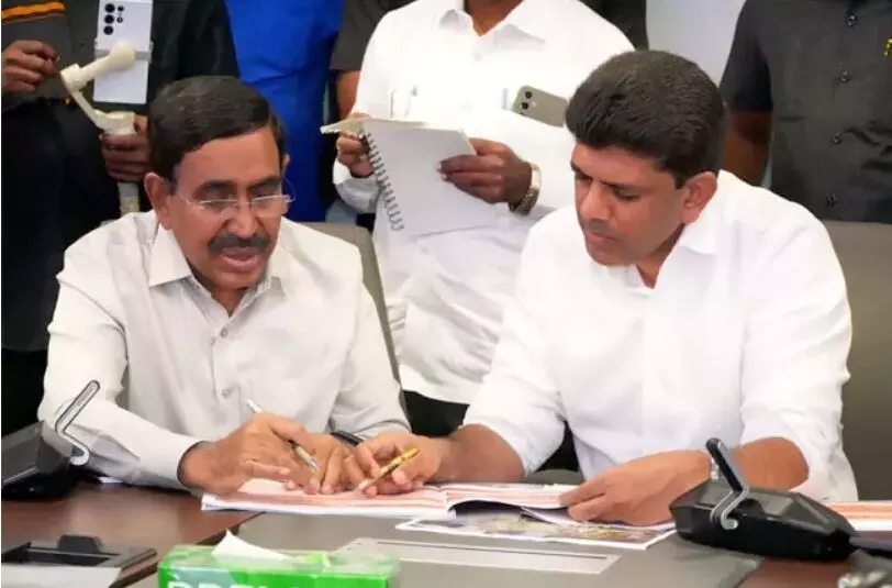 Minister Narayana in CRDA Meeting: ప్రభుత్వంపై విశ్వాసంతో భూములు ఇచ్చిన రైతులకు పూర్తి న్యాయం.. సీఆర్డీఏ సమావేశంలో మంత్రి నారాయణ స్పష్టత Minister Narayana in CRDA Meeting: ప్రభుత్వంపై విశ్వాసంతో భూములు ఇచ్చిన రైతులకు పూర్తి న్యాయం.. సీఆర్డీఏ సమావేశంలో మంత్రి నారాయణ స్పష్టత