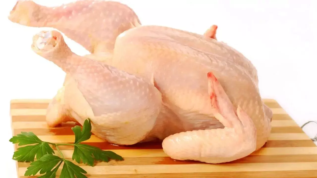 Store Chicken in the Fridge: చికెన్ను ఫ్రిజ్లో ఎంతసేపు ఉంచవచ్చు..? ఎక్కువ రోజులు ఉండాలంటే ఏంచేయాలి..? Store Chicken in the Fridge: చికెన్ను ఫ్రిజ్లో ఎంతసేపు ఉంచవచ్చు..? ఎక్కువ రోజులు ఉండాలంటే ఏంచేయాలి..?