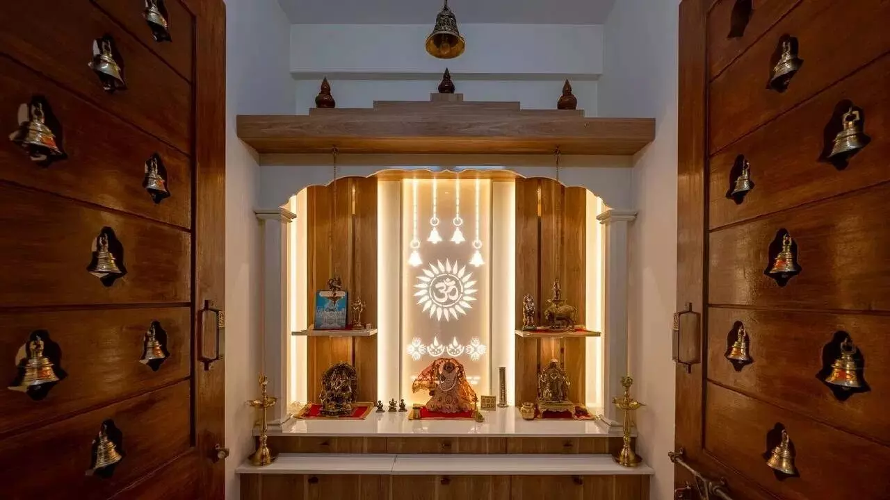 Do Not Keep These Items Near the Puja Room: దేవుడి గది దగ్గర ఈ వస్తువులు అస్సలు ఉంచొద్దు.. లేకపోతే ఈ సమస్యలు తప్పవు.. Do Not Keep These Items Near the Puja Room: దేవుడి గది దగ్గర ఈ వస్తువులు అస్సలు ఉంచొద్దు.. లేకపోతే ఈ సమస్యలు తప్పవు..