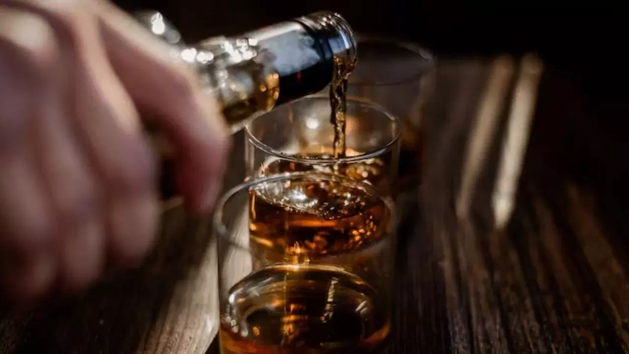 Old Monk Rum : 71 ఏళ్ల చరిత్ర.. ధర కేవలం రూ.355.. ఈ ఇండియన్ రమ్ ఎందుకంత ఫేమస్? Old Monk Rum : 71 ఏళ్ల చరిత్ర.. ధర కేవలం రూ.355.. ఈ ఇండియన్ రమ్ ఎందుకంత ఫేమస్?