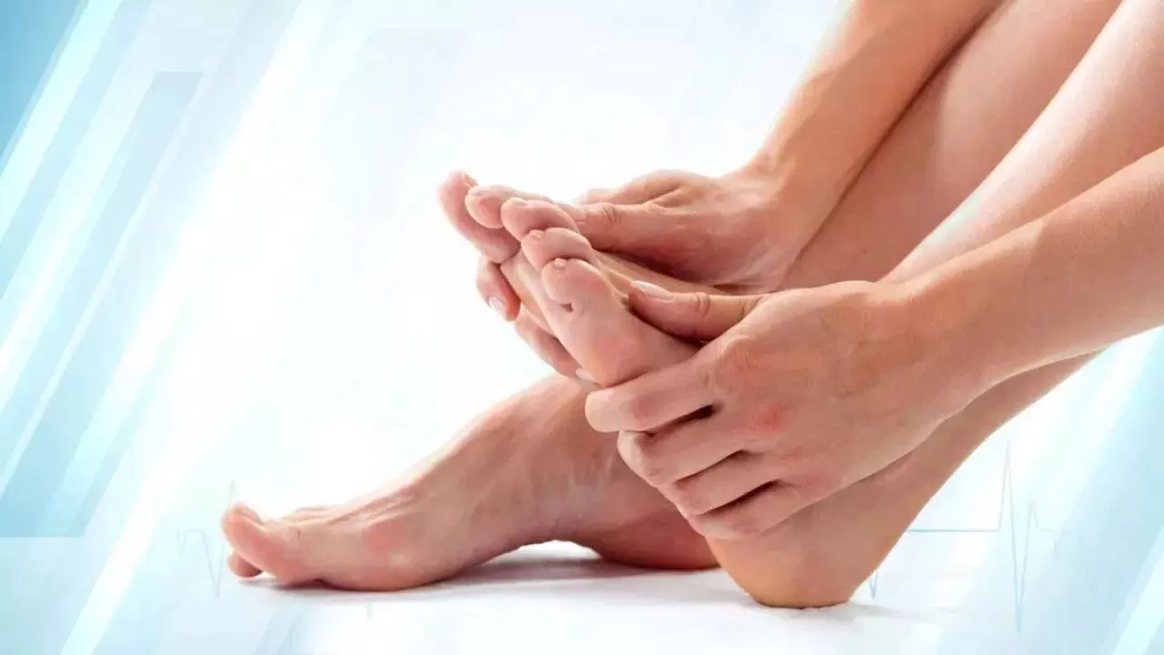 Cold Weather Causing Cracked Hands and Feet: చలికాలంలో చేతులు, కాళ్ల తిమ్మిరా..? కారణాలివే.. ఇంట్లోనే పరిష్కారాలు! Cold Weather Causing Cracked Hands and Feet: చలికాలంలో చేతులు, కాళ్ల తిమ్మిరా..? కారణాలివే.. ఇంట్లోనే పరిష్కారాలు!
