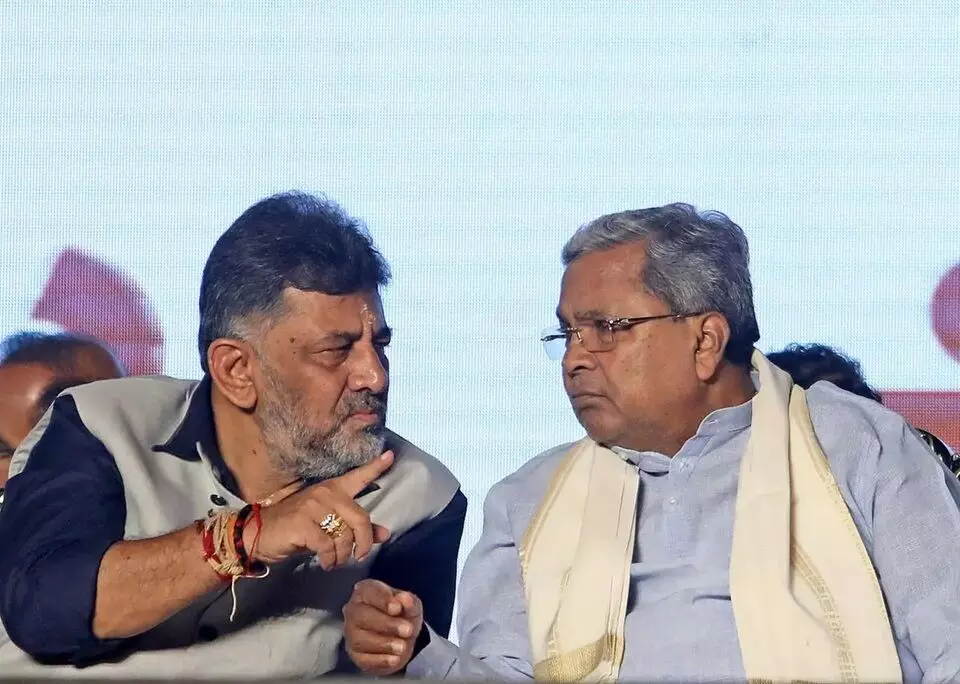 Siddu Suggests High Command: సీఎం మార్పు గాసిప్స్కు ఫుల్స్టాప్.. సిద్దూ సూచన – హైకమాండ్ త్వరగా డిసైడ్ చేయాలి! Siddu Suggests High Command: సీఎం మార్పు గాసిప్స్కు ఫుల్స్టాప్.. సిద్దూ సూచన – హైకమాండ్ త్వరగా డిసైడ్ చేయాలి!