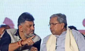 Siddu Suggests High Command: సీఎం మార్పు గాసిప్స్కు ఫుల్స్టాప్.. సిద్దూ సూచన – హైకమాండ్ త్వరగా డిసైడ్ చేయాలి! Siddu Suggests High Command: సీఎం మార్పు గాసిప్స్కు ఫుల్స్టాప్.. సిద్దూ సూచన – హైకమాండ్ త్వరగా డిసైడ్ చేయాలి!
