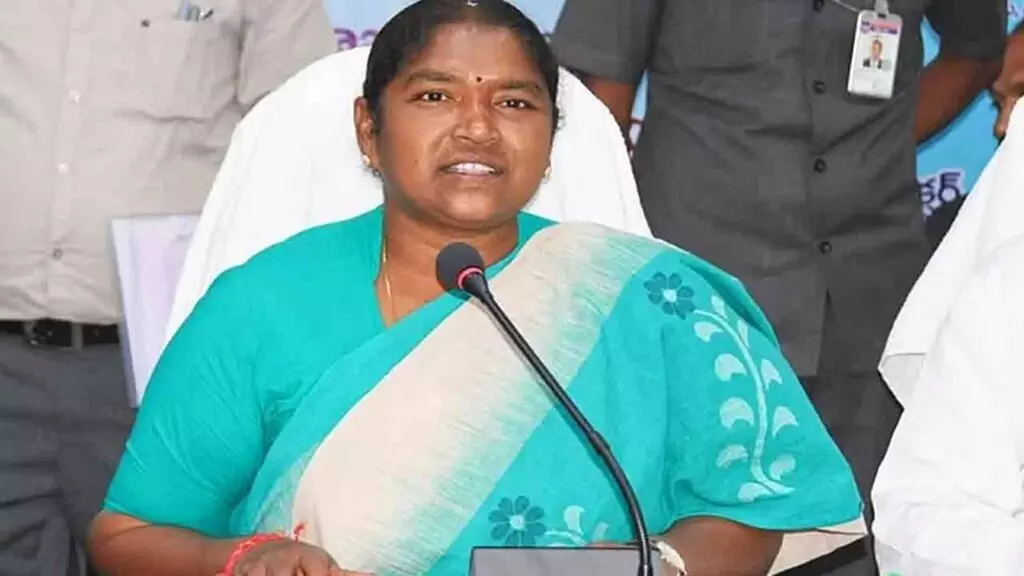 Minister Seethakka: చీరల పంపిణీ వ్యాఖ్యలపై KTR, హరీష్ రావును లక్ష్యంగా చేసుకున్న మంత్రి సీతక్క—బీఆర్ఎస్ నేతలపై తీవ్ర విమర్శలు Minister Seethakka: చీరల పంపిణీ వ్యాఖ్యలపై KTR, హరీష్ రావును లక్ష్యంగా చేసుకున్న మంత్రి సీతక్క—బీఆర్ఎస్ నేతలపై తీవ్ర విమర్శలు