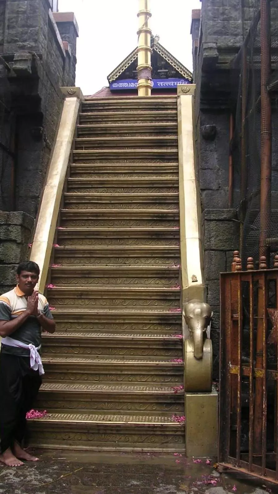 18 Steps at Sabarimala Temple: శబరిమలలోని 18 మెట్లకు ఉన్న విశిష్టత ఏంటి? 18 Steps at Sabarimala Temple: శబరిమలలోని 18 మెట్లకు ఉన్న విశిష్టత ఏంటి?