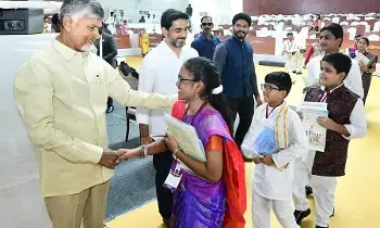 CM Chandrababu: కేవలం విజన్ చాలదు.. అమలు చేయగలగాలి: చంద్రబాబు CM Chandrababu: కేవలం విజన్ చాలదు.. అమలు చేయగలగాలి: చంద్రబాబు