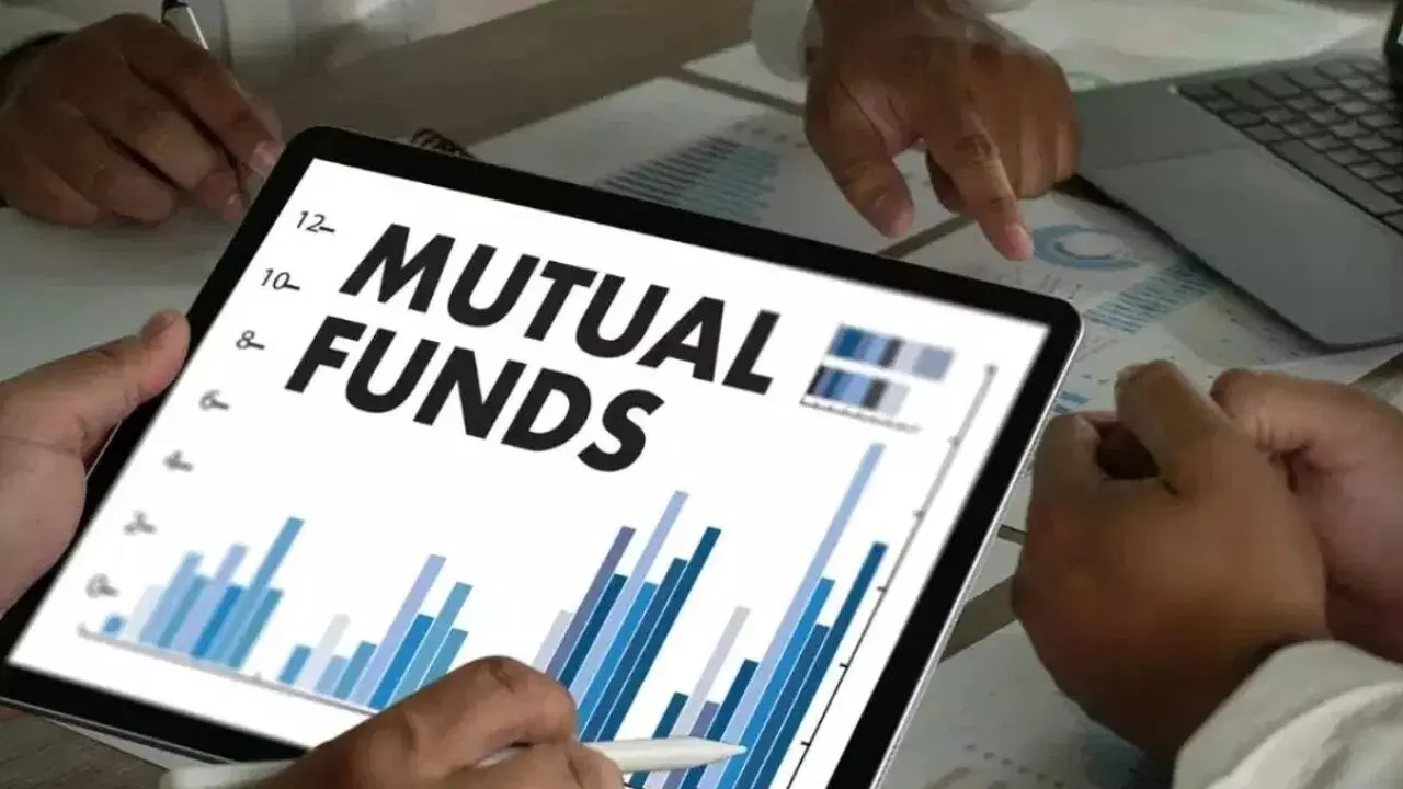 SIP Investment Plan : 25 ఏళ్లకే మొదలుపెడితే నెలకు రూ.15 వేల కడితే చాలు..రూ.10 కోట్లు పక్కా SIP Investment Plan : 25 ఏళ్లకే మొదలుపెడితే నెలకు రూ.15 వేల కడితే చాలు..రూ.10 కోట్లు పక్కా