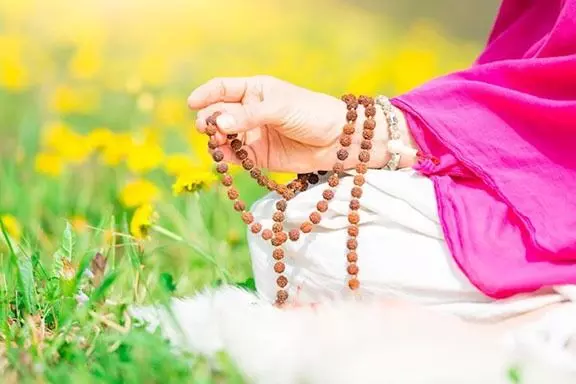 Middle Finger Used During Japa Practice: జపం చేసేటప్పుడు మధ్య వేలు ఎందుకు ఉపయోగిస్తారు.? Middle Finger Used During Japa Practice: జపం చేసేటప్పుడు మధ్య వేలు ఎందుకు ఉపయోగిస్తారు.?