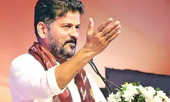 Revanth Reddy Roars: రేవంత్ రెడ్డి గర్జన: “గాంధీ కుటుంబం మీద కేసులా? మాకు భయం అంటే తెలియదు .. తెలంగాణ అభివృద్ధి రాకెట్ స్పీడ్లో!” Revanth Reddy Roars: రేవంత్ రెడ్డి గర్జన: “గాంధీ కుటుంబం మీద కేసులా? మాకు భయం అంటే తెలియదు .. తెలంగాణ అభివృద్ధి రాకెట్ స్పీడ్లో!”